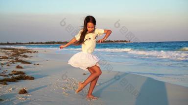 可爱的快乐女孩白色海滩日落可爱的孩子跳舞热带海滨慢<strong>运动视频</strong>
